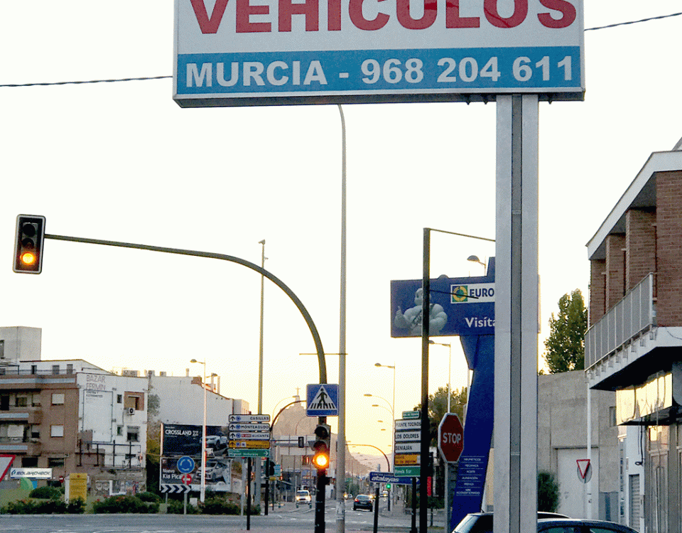 banderola totem a dos caras con iluminación interior en Murcia - Rótulos Luminosos Art Design
